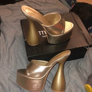 Size 8 gold MULES